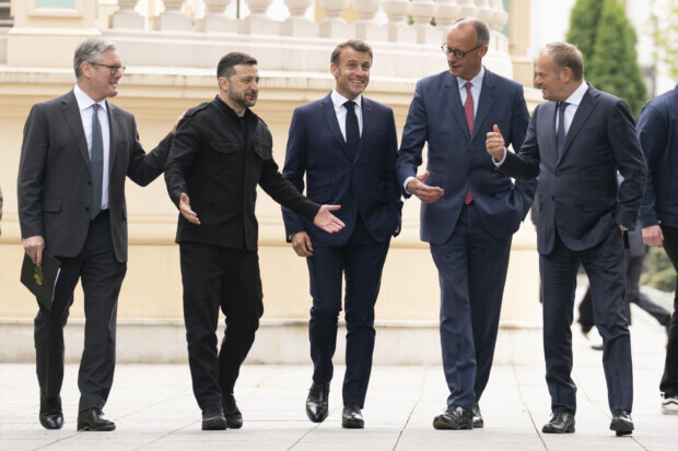 Selenskyj und Kellogg in einem Hotel beim Weißen Haus