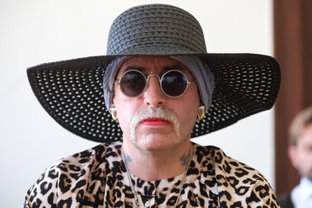 Wie ein Rechtsextremist im Frauengefängnis Deutschland vorführt