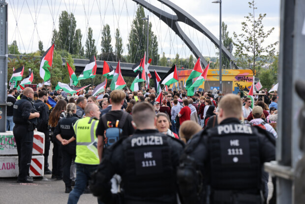 Polizei muss jüdischen Friedhof vor Demonstranten schützen