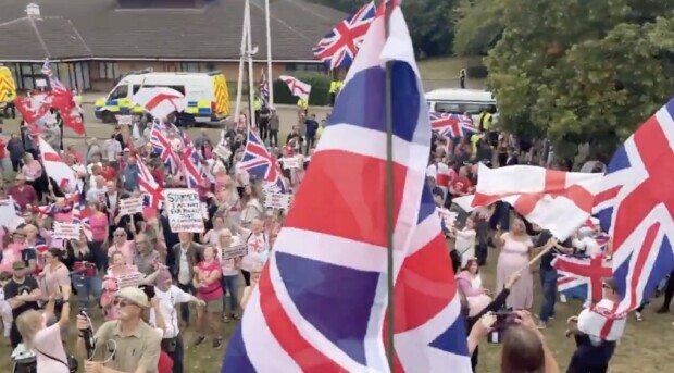 Britische Patrioten zeigen Flagge – und werden attackiert
