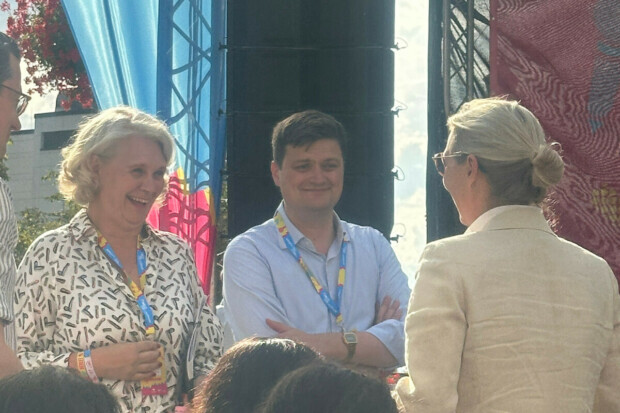 Der verbotene Händedruck