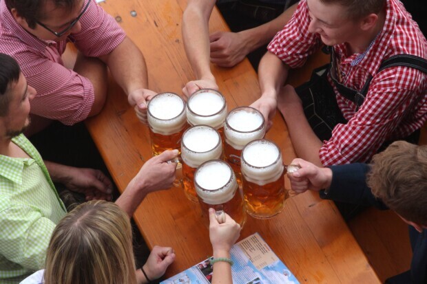 Linker Mob vertreibt Oktoberfest in Berlin