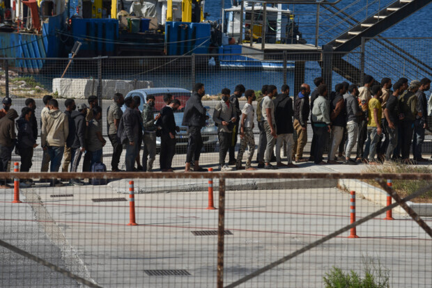 Griechenland: Asylminister kündigt Gesetzesverschärfungen an – Abschiebehaft statt Sozialleistungen