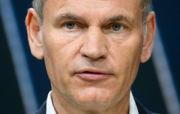 Porsche fliegt aus der Kurve, VW schleudert!