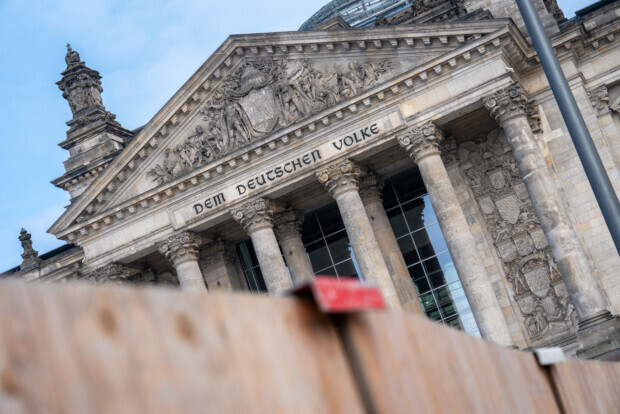 Demokratie oder Brandmauer steht auf dem Wahlzettel