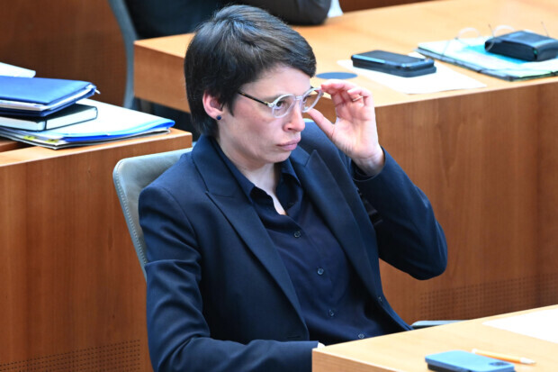 Ausländeramt Düsseldorf: Entscheide ohne Akten und gewaltbereite „Kunden“