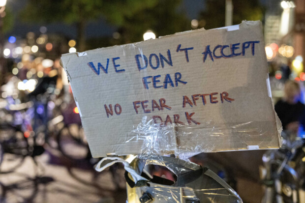 Die Niederlande als Katastrophenmodell: Kollektive Gewalt gegen europäische Frauen