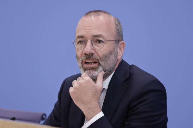 Moskaus U‑Bahn stehe still, weil Manfreds starker Arm es will!