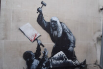 Wandmotiv zensiert: Banksy darf nicht zeigen, wie die britische Justiz die Freiheit zu Boden prügelt
