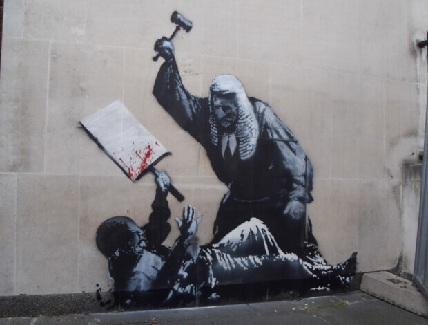 Wandmotiv zensiert: Banksy darf nicht zeigen, wie die britische Justiz die Freiheit zu Boden prügelt