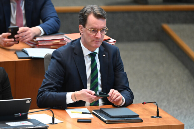 NRW-Regierung will Stellenbesetzungen bei Beamten „vereinfachen“: Nach Willkür und Parteibuch?