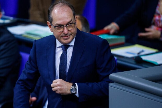 Zertifikate-Schwindel, Einbürgerungen im Akkord, organisierter Sozialbetrug: Doch Dobrindt schweigt