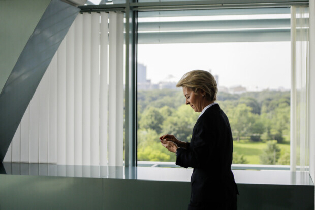 Von der Leyen und das „brennende Telefon“