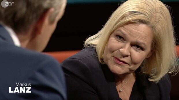 Bei Lanz sitzt Nancy Faeser grinsend in ihrem Scherbenhaufen