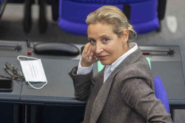 AfD erstmals mit größter Kompetenz in Asylpolitik – Regierung stürzt auf Rekordtief