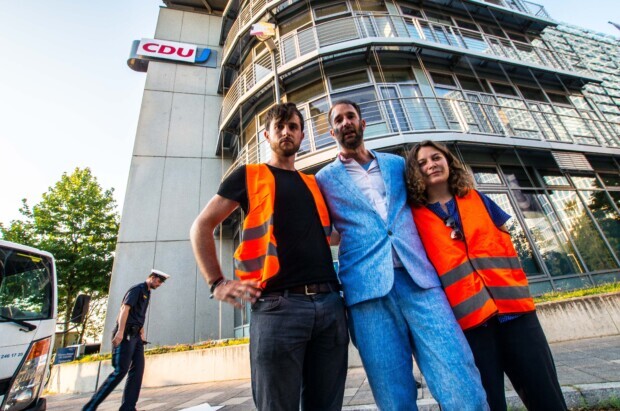 Zentrum für Politische Schönheit bezeichnet Merz als „NPD-Hurensohn“ und „Rassisten“