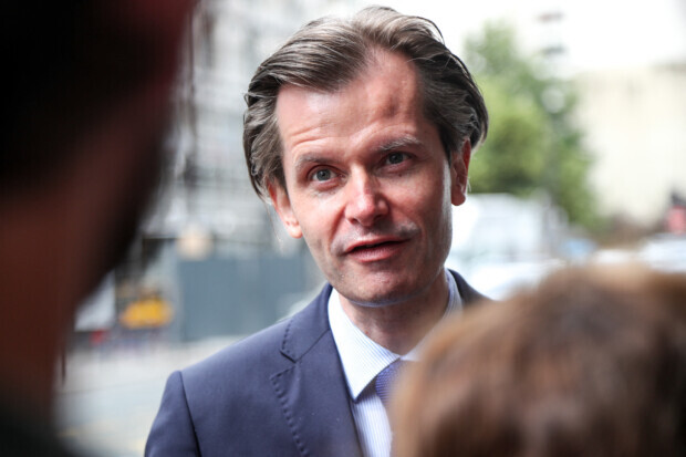 Regierung habe „keine Ambition zur Begrenzung“ – Chef der französischen Migrationsbehörde wirft hin