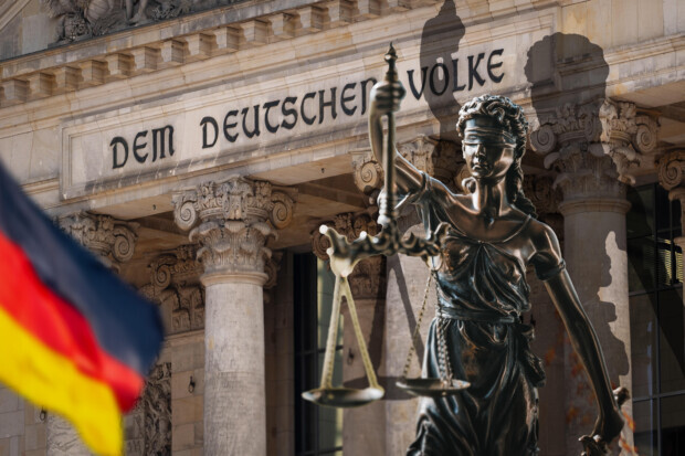 Deutschlands Justiz im Kampf gegen Bürger und Verfassung