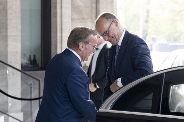 Wer muss an die Front? Merz und Pistorius werfen eine Münze