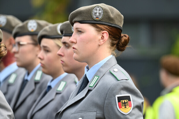 Merz will Gesellschaftsjahr samt Wehrpflicht für junge Deutsche – und nennt das fair