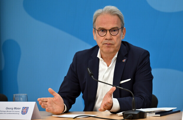 Inkompetenz, Verschwörungstheorie oder gezielter Angriff auf die Demokratie?