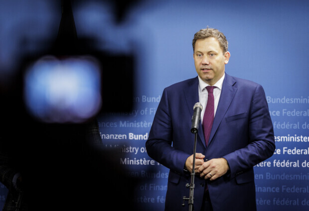 Feudale Polit-„Elite“ im Selfie-Rausch: Selbstdarstellung vergolden