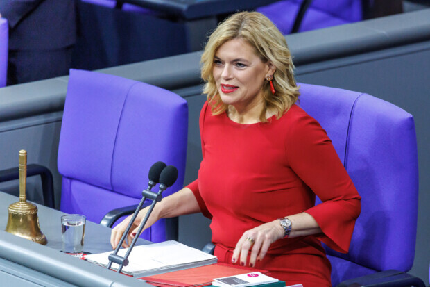 Julia Klöckner stattet Abgeordnete großzügig mit mehr Geld aus