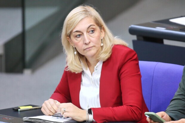 Ministerin zur Stadtbild-Debatte: „Frauen haben Pfefferspray dabei“