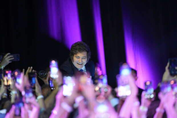 Milei triumphiert: Seine Partei La Libertad Avanza erzielt einen historischen Triumph