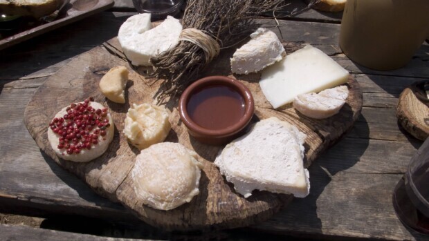 Von Rollen und Pyramiden, Strohhalmen und Asche – Französischer Ziegenkäse