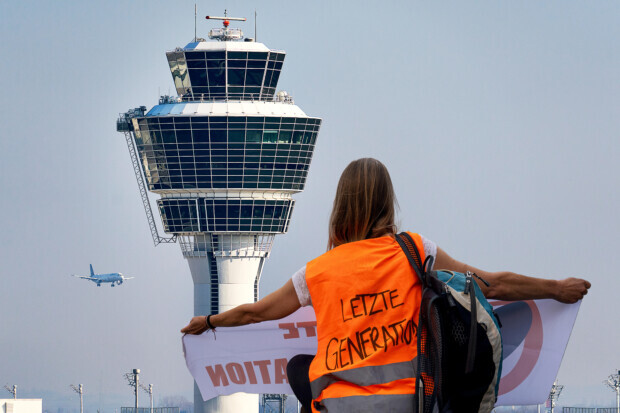 Flughäfen blockiert: Gericht verdonnert Klima-Chaoten zu 403.000 Euro Geldstrafe