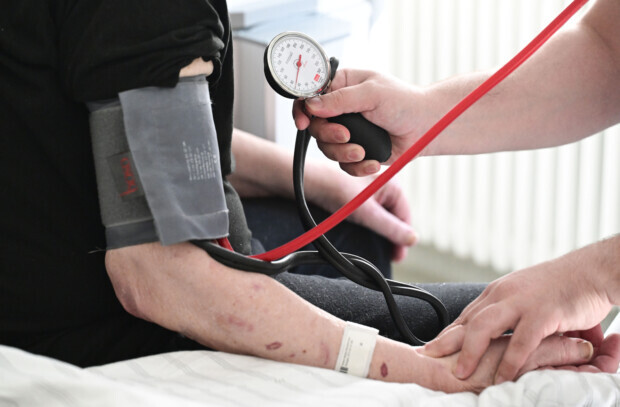 Mehr Verantwortung für Pflegekräfte, aber: „Teuer wird es auf jeden Fall“