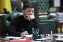 Vergoldete Toiletten, gestapelte Dollarnoten – ein Korruptionsskandal, der Selenskyj zu Fall bringen könnte