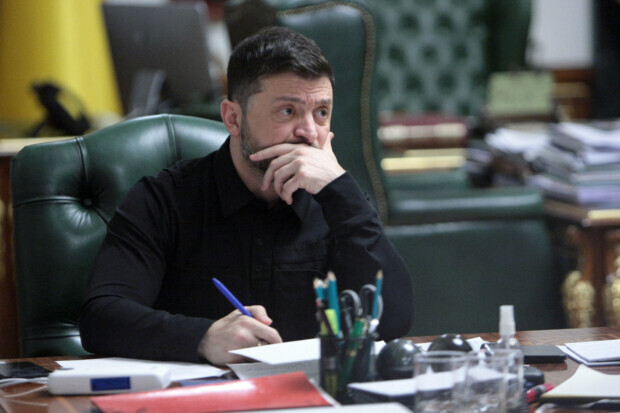 Vergoldete Toiletten, gestapelte Dollarnoten – ein Korruptionsskandal, der Selenskyj zu Fall bringen könnte