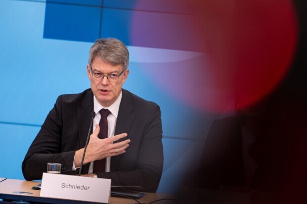 Verkehrsminister Schnieder: Mit der Brechstange gegen den Markt