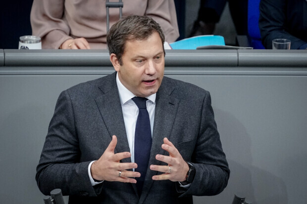 Lars Klingbeil spart – an seinen Kritikern