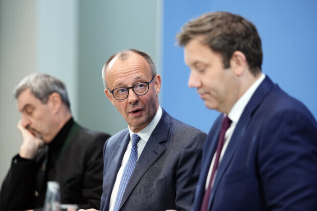 Friedrich Merz schreibt einen Brief und gibt ein Trinkgeld