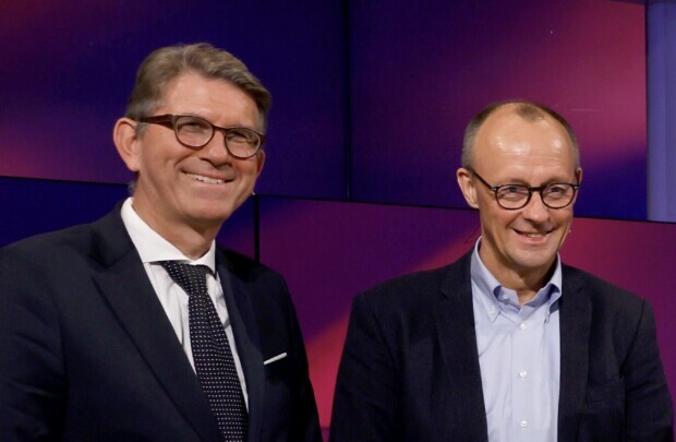 Strudel in den Abgrund: Weimer hält Merz fest, Merz hält an Weimer fest