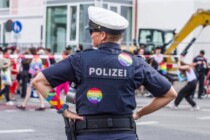 Polizist erklärt sich zur Frau: Wegen Frauenförderung?
