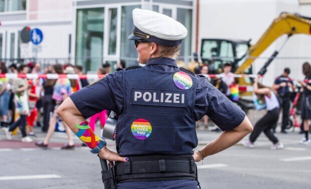 Polizist erklärt sich zur Frau: Wegen Frauenförderung?