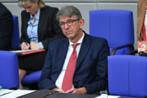 CDU und SPD verteidigen den Duzfreund des Kanzlers – auf reichlich unwürdige Weise