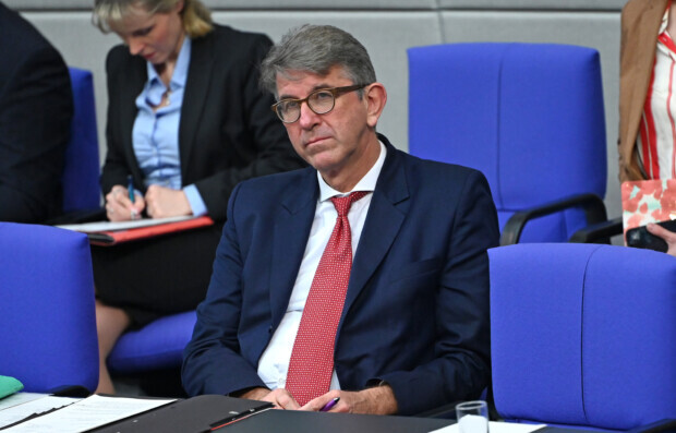 CDU und SPD verteidigen den Duzfreund des Kanzlers – auf reichlich unwürdige Weise