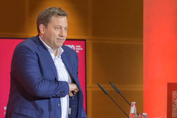 Für die Rente von 2090 – Lars Klingbeil schenkt jedem Kind zehn Euro im Monat