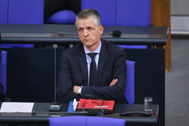 Voll bezahlen, weniger erhalten – Kanzleramtschef Frei will Kassenleistungen kürzen