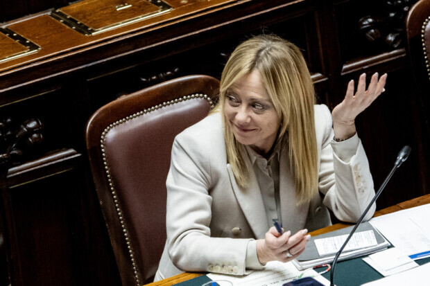 Italien: Meloni zwischen Krone und Chaos