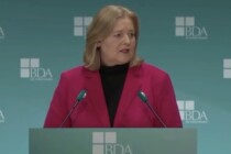 Debatte: Ist das Lachen verboten, selbst wenn eine Ministerin Lächerliches sagt?