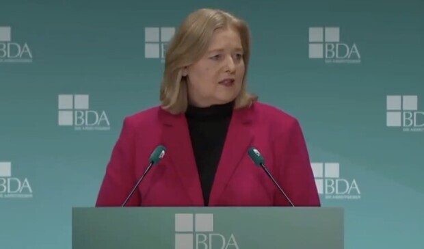 Debatte: Ist das Lachen verboten, selbst wenn eine Ministerin Lächerliches sagt?