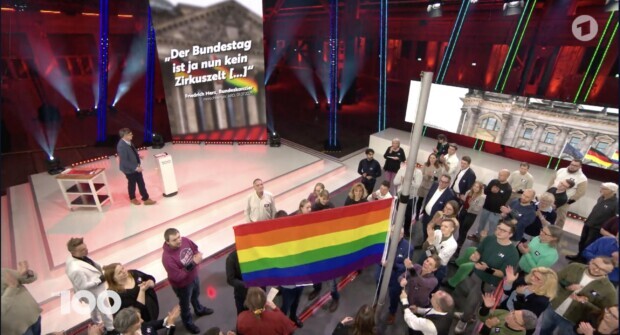 Die 100: woker Fahnenappell am Regenbogen