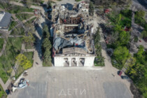 Trotz 600 Todesopfern: Russland eröffnet das Theater in Mariupol