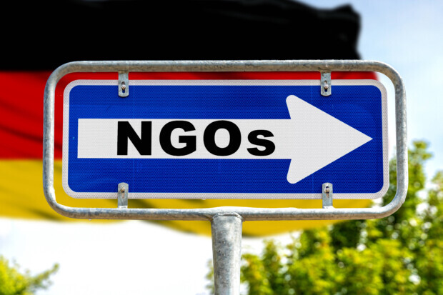 Josef Kraus: „Staatlich alimentiertes NGO-Schattenimperium weist Weg in neuen Totalitarismus“